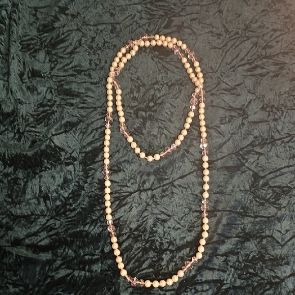 Elegant Pearl and Gold Necklace - Picture 2 of 5